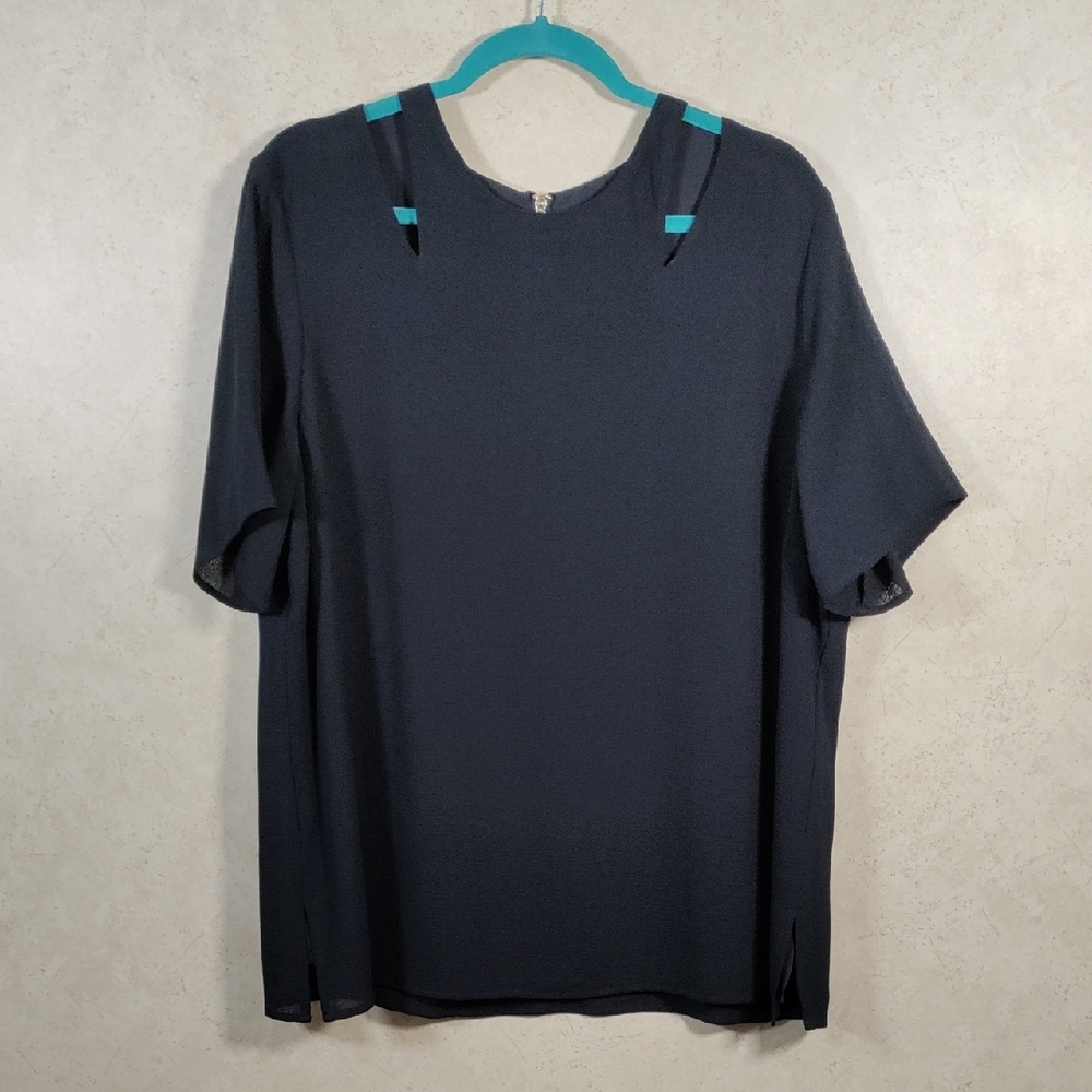 6095 Chico's black crinkle crepe S/S blouse with neck detail 3 XL